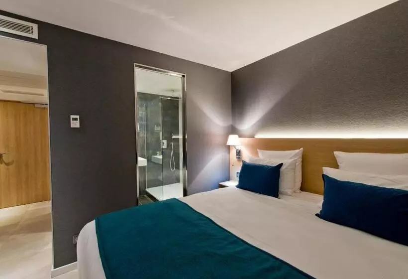 キングサイズベッドのスタンダードルーム, Golden Tulip Sophia Antipolis   Hotel & Spa