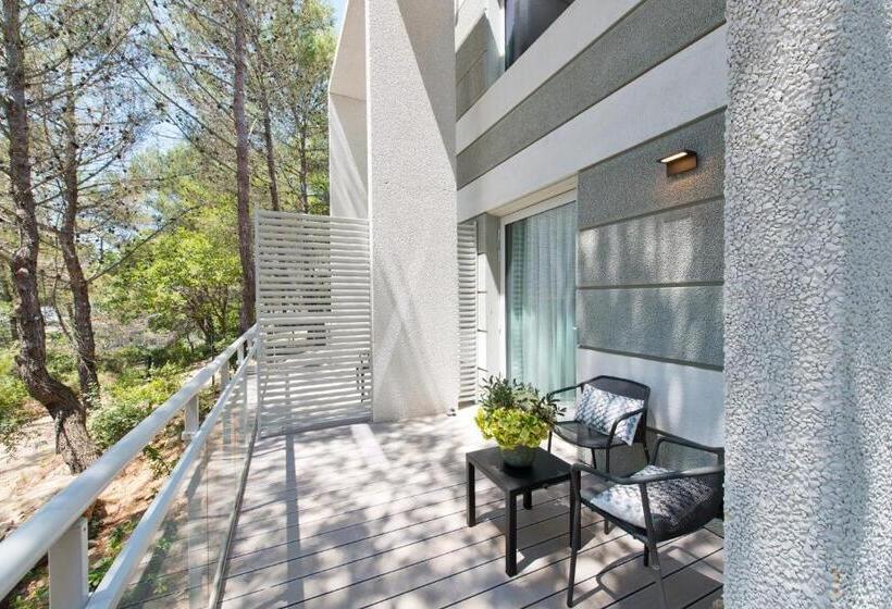 キングサイズベッドのスーペリアルーム, Golden Tulip Sophia Antipolis   Hotel & Spa