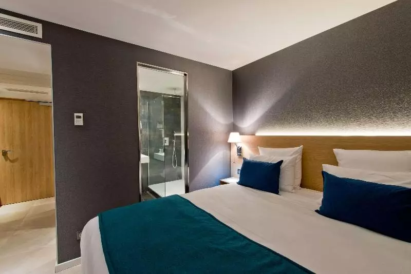 キングサイズベッドのスタンダードルーム, Golden Tulip Sophia Antipolis   Hotel & Spa