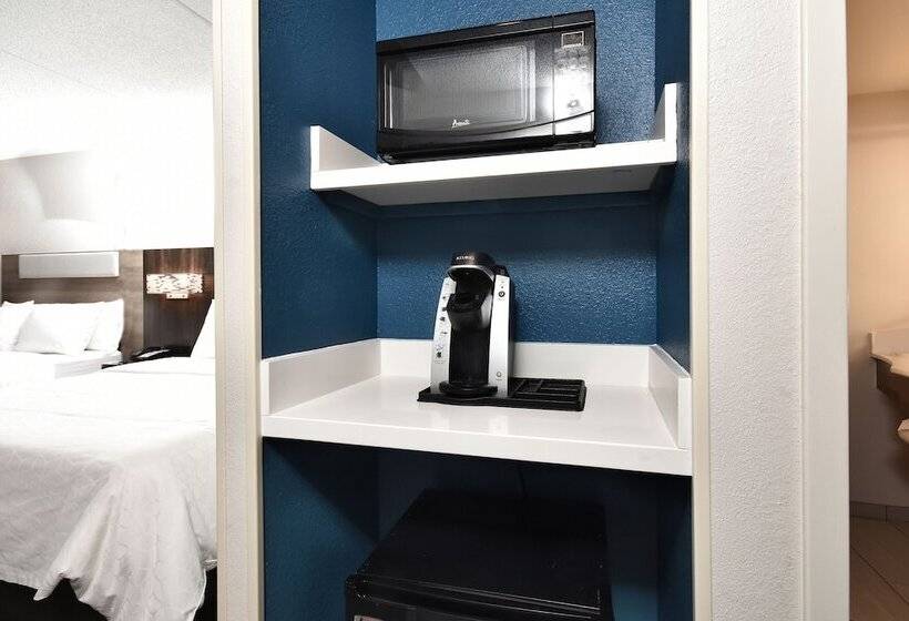 Номер Стандарт 2 Двуспальные Кровати, Holiday Inn Express & Suites Greensboro   I 40 Atwendover, An Ihg