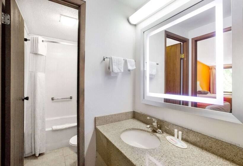 带2个双人床的标准工作室, Howard Johnson By Wyndham Wilmington