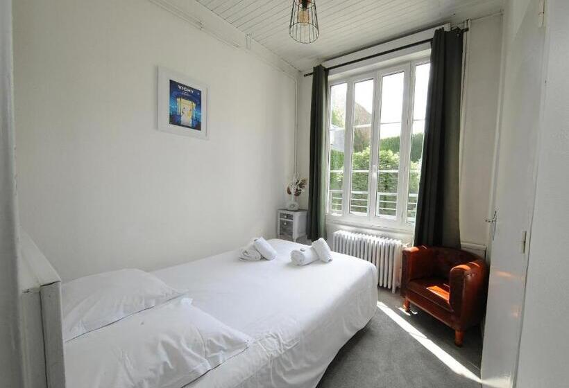 غرفة قياسية ثلاثية, Hôtel & Restaurant Le Patio Vichy