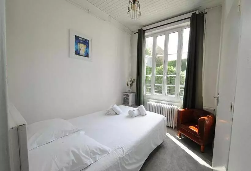 اتاق استاندارد سه نفره, Hôtel & Restaurant Le Patio Vichy