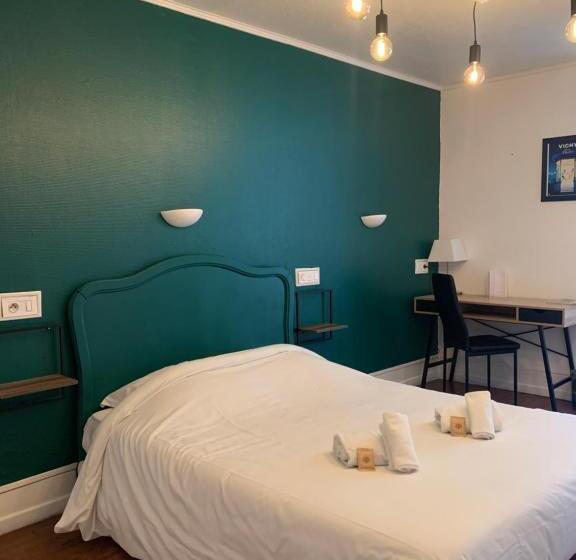 غرفة قياسية ثلاثية, Hôtel & Restaurant Le Patio Vichy