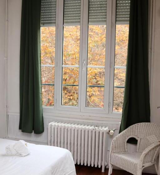 חדר סטנדרט לשלושה, Hôtel & Restaurant Le Patio Vichy