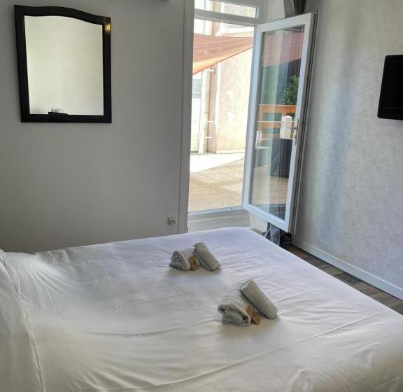 غرفة قياسية مزوَّدة بتراس, Hôtel & Restaurant Le Patio Vichy