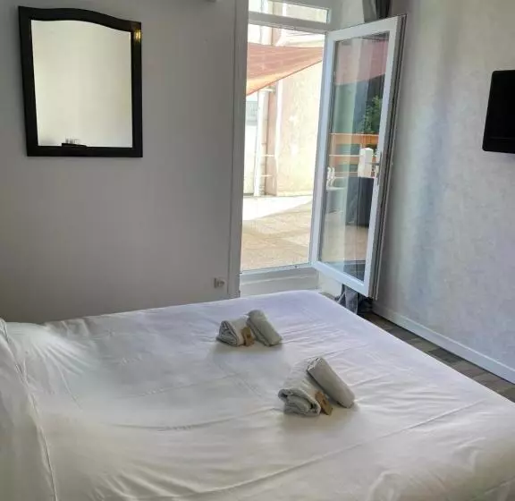 اتاق استاندارد با تراس, Hôtel & Restaurant Le Patio Vichy