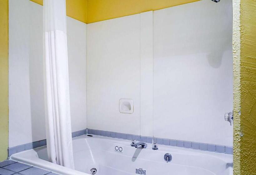 جناح سرير كينج, Rodeway Inn & Suites