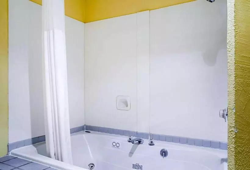 キングサイズベッドのスイートルーム, Rodeway Inn & Suites