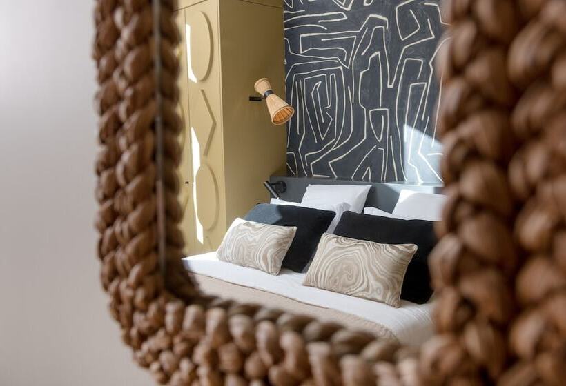 سوییت جونیور, Mihotel Tour Rose