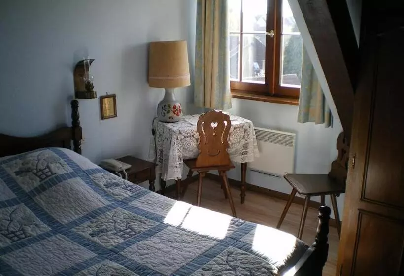 Standard Kolmen Hengen Huone, Des Vosges