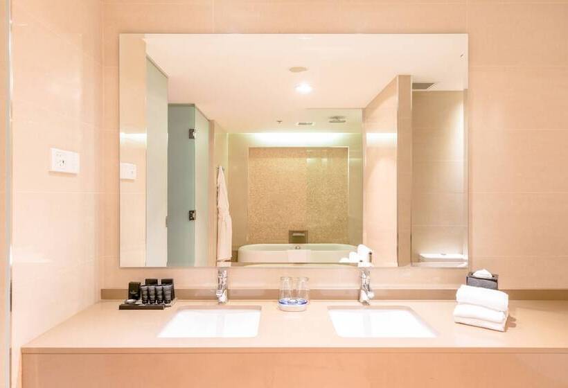 جناح جونيور, The Grace