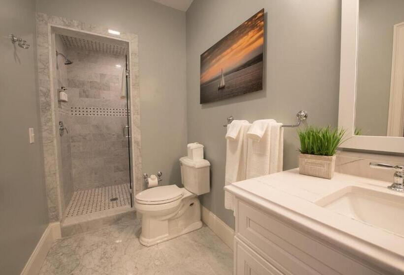 キングサイズベッドのスタンダードルーム, The Outlook Inn