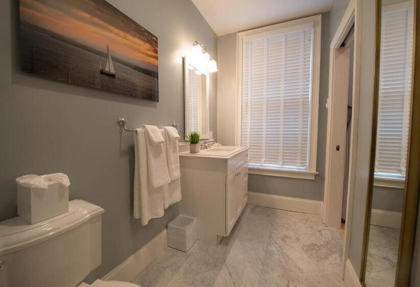 キングサイズベッドのスタンダードルーム, The Outlook Inn