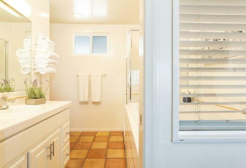 جناح دور أخير, The Sea View Inn At The Beach