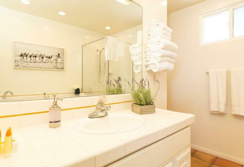 جناح دور أخير, The Sea View Inn At The Beach