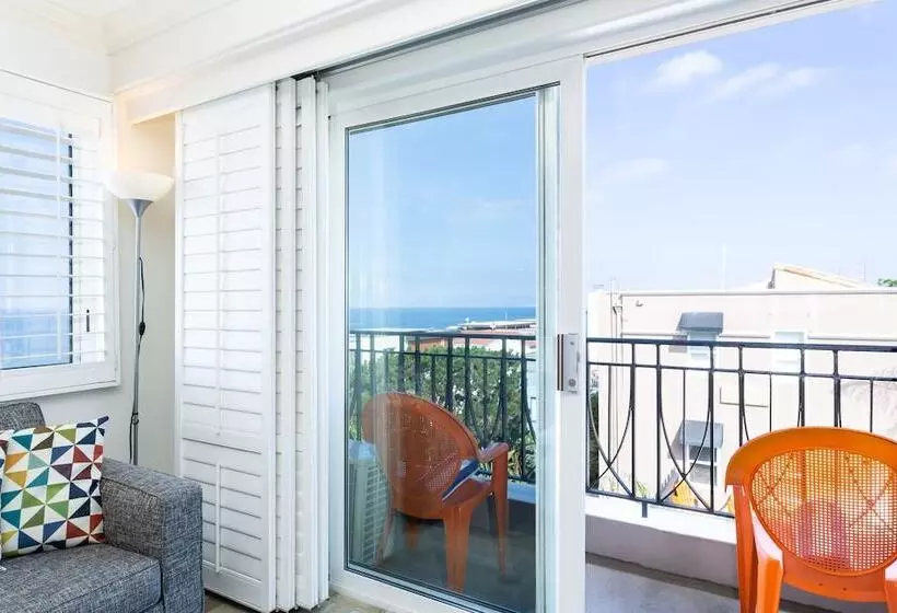 سوییت لوکس, The Sea View Inn At The Beach