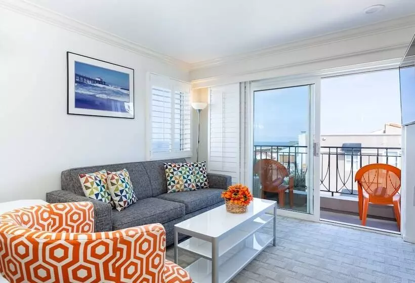سوییت لوکس, The Sea View Inn At The Beach