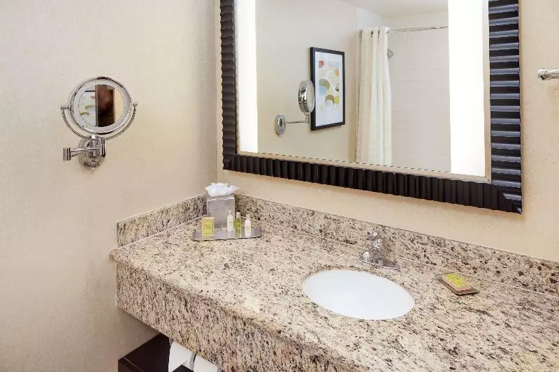 اتاق استاندارد برای معلولان, Loews Coronado Bay Resort