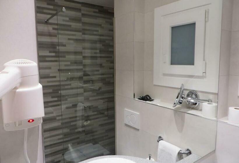 اتاق سوپریور, Evenia Oros