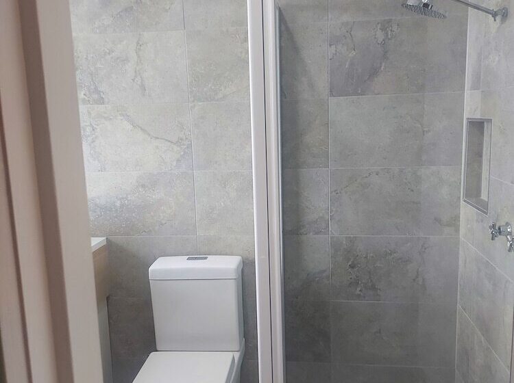 اتاق پرمیوم, The Black Bull Motel