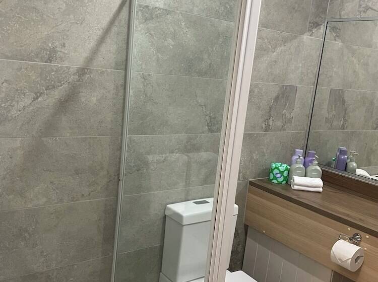 اتاق استاندارد, The Black Bull Motel