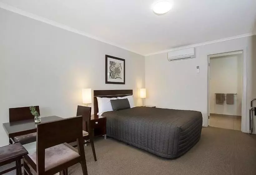 سوییت خانوادگی, Elm Tree Motel