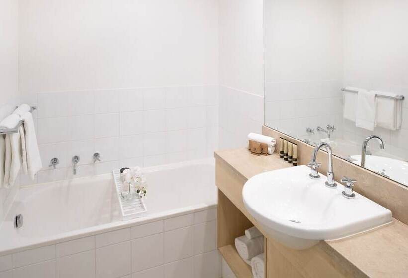 バルコニー付きスーペリアルーム, Peppers The Hills Lodge