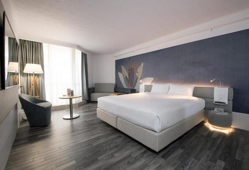 اتاق لوکس با تخت بزرگ, Novotel Surfers Paradise