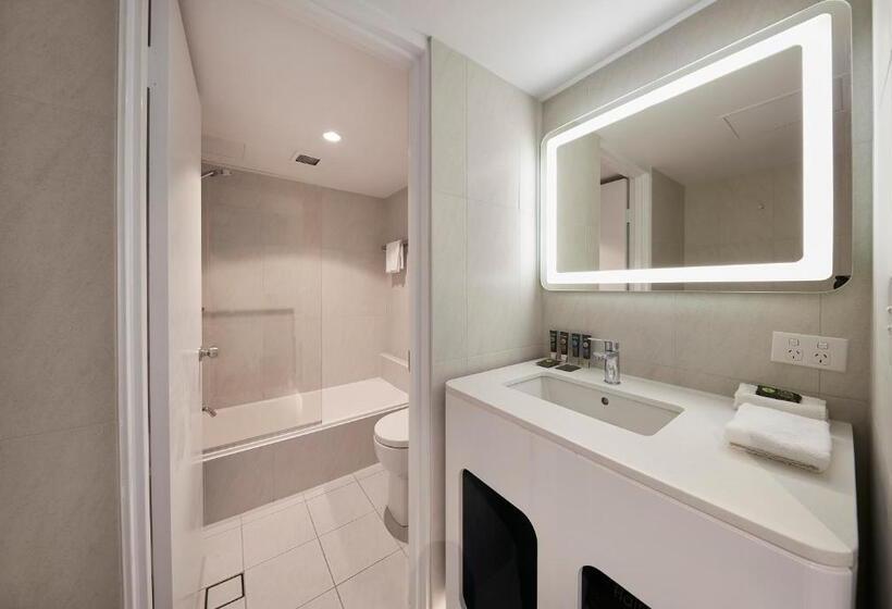 اتاق لوکس با چشمانداز دریا, Novotel Surfers Paradise