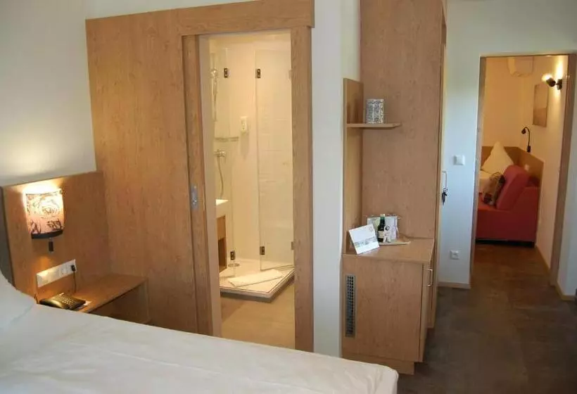 اتاق خانوادگی, Dei Hotel Schönblick