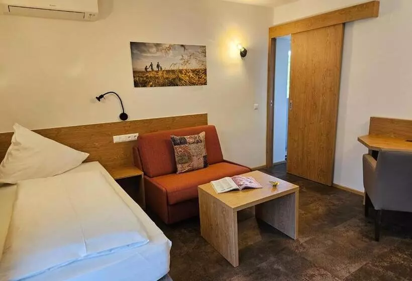 اتاق خانوادگی, Dei Hotel Schönblick