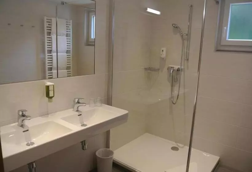 سوییت خانوادگی, Dei Hotel Schönblick
