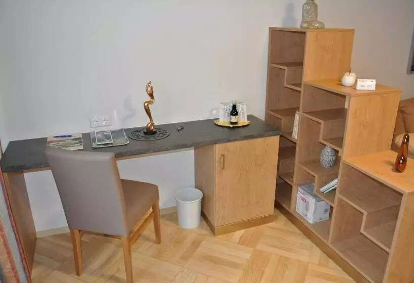 سوییت خانوادگی, Dei Hotel Schönblick