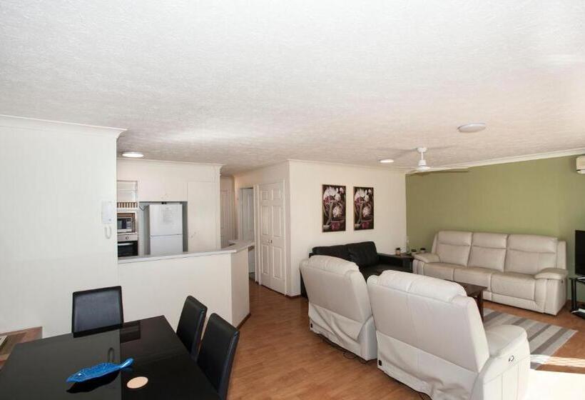 آپارتمان 2 خوابه با بالکن, Surfers Tradewinds