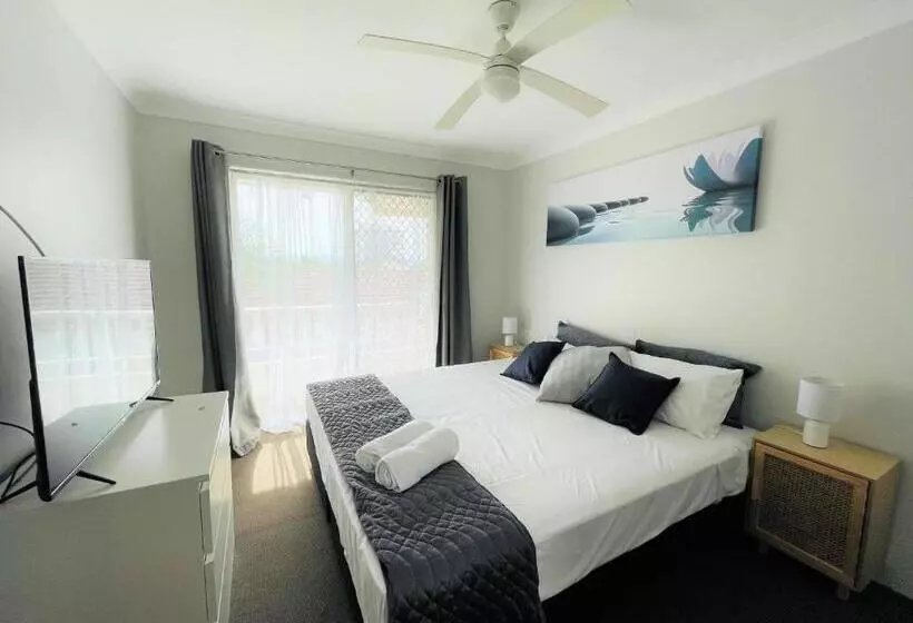 آپارتمان 1 خوابه با چشم‌انداز استخر, Surfers Tradewinds