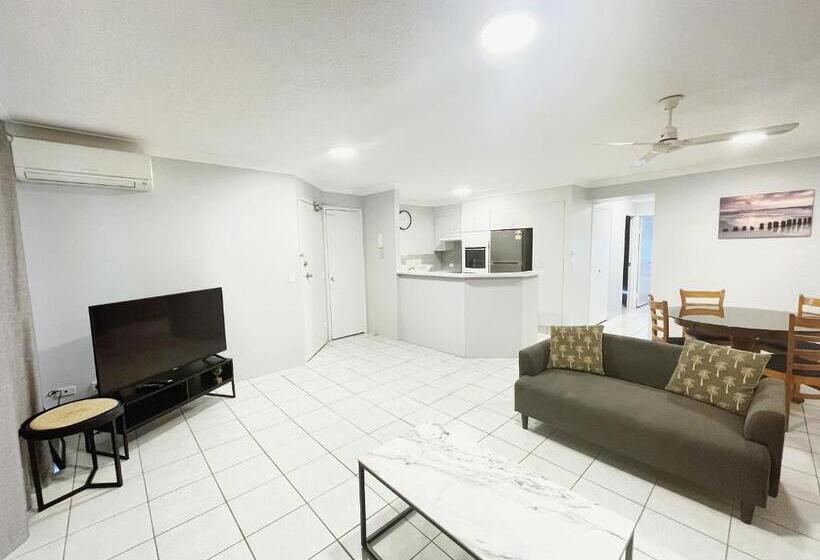 آپارتمان 2 خوابه, Surfers Tradewinds