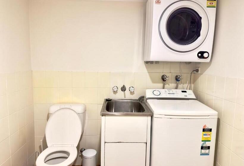 آپارتمان 1 خوابه با بالکن, Surfers Tradewinds