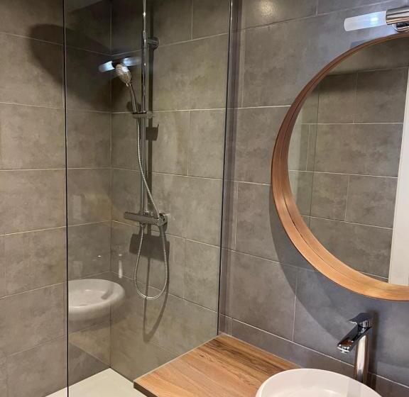 컴포트 트리플 룸, Montovani