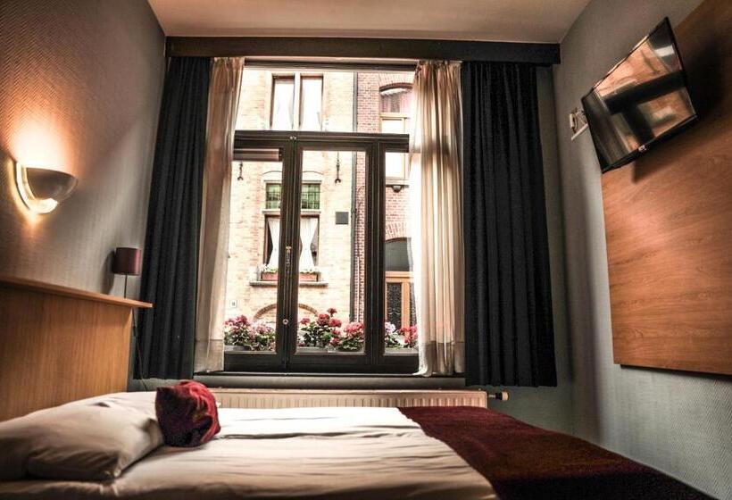 이코노미 룸, Montovani