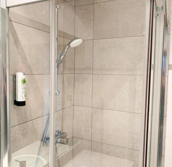 اتاق استاندارد سه نفره, Safestay Brussels Grand Place