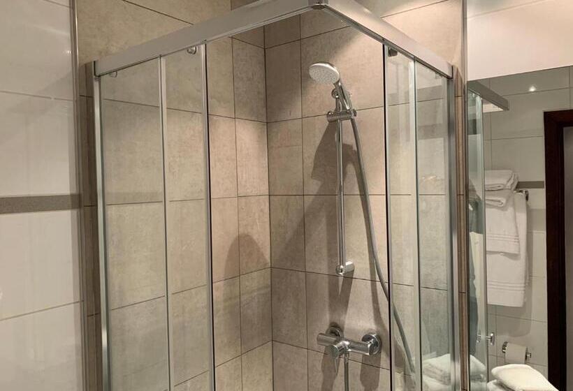 اتاق استاندارد سه نفره, Safestay Brussels Grand Place