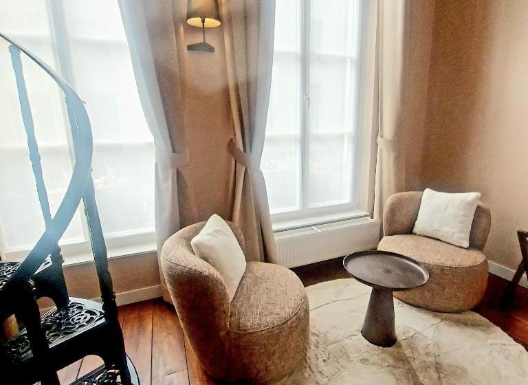 غرفة دوبلكس, T Sandt