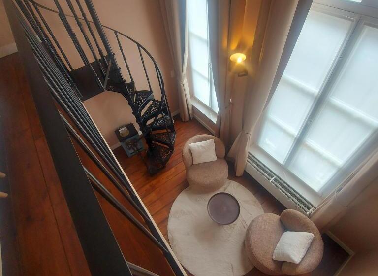 غرفة دوبلكس, T Sandt