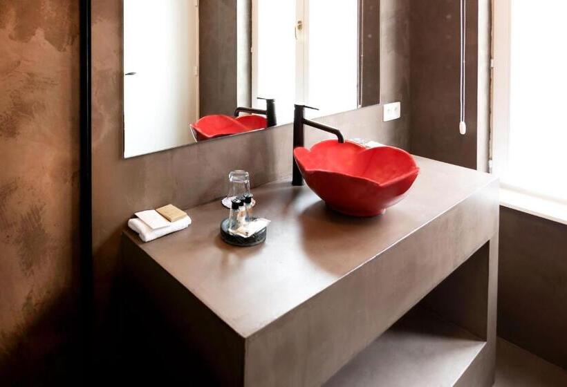 غرفة ديلوكس, T Sandt