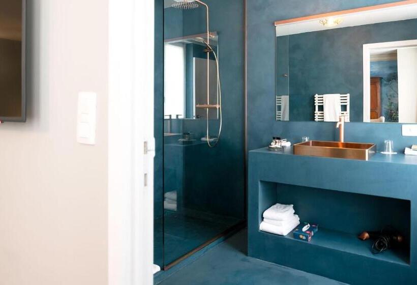 غرفة ديلوكس, T Sandt