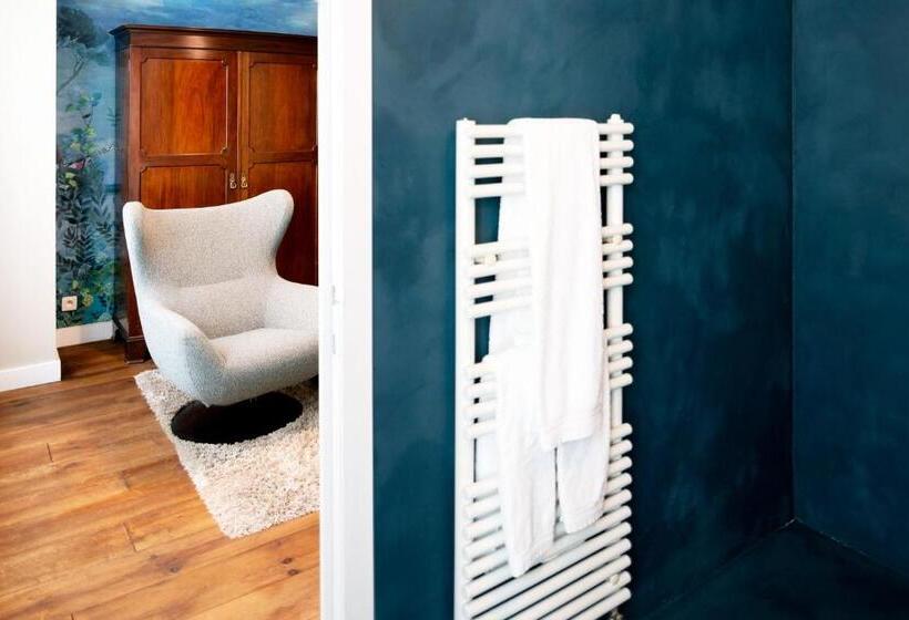 غرفة ديلوكس, T Sandt