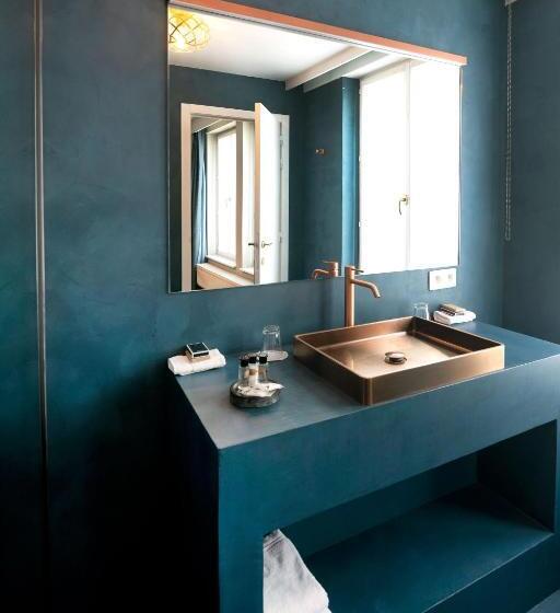 غرفة ديلوكس, T Sandt