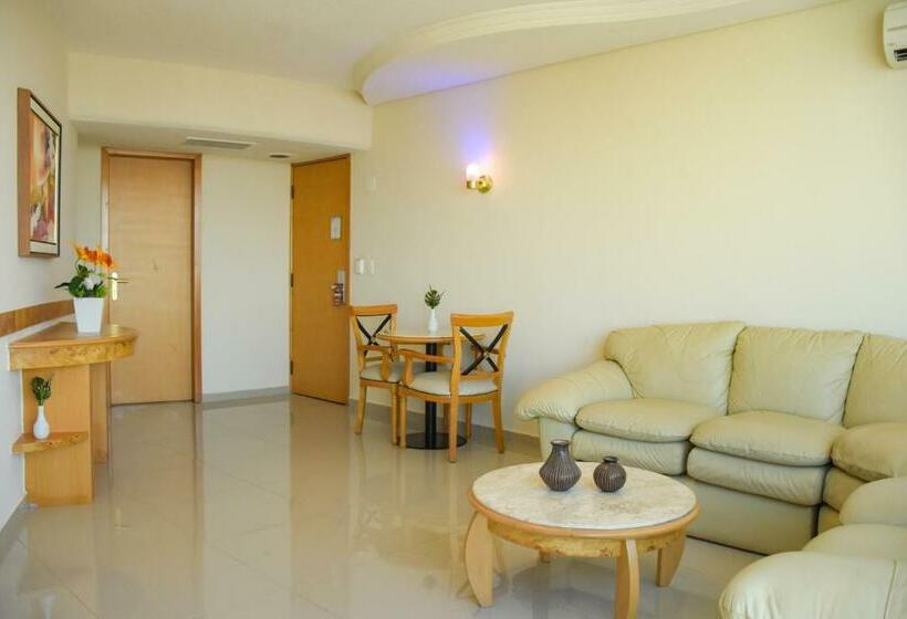 جناح جونيور, Golden Park Internacional Foz & Convenções