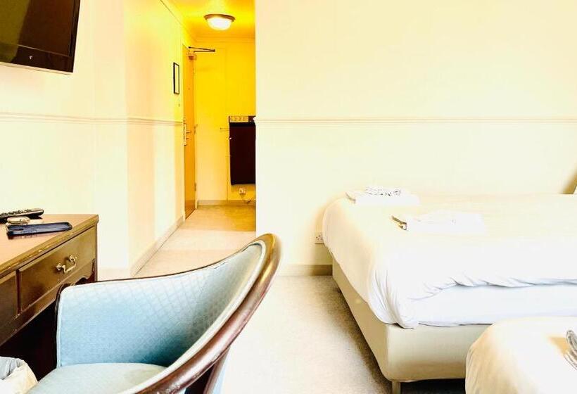 חדר משפחתי, The Lovat